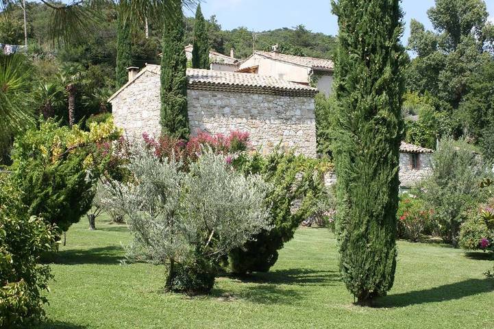 Gîte pour 4 personnes, avec terrasse et jardin