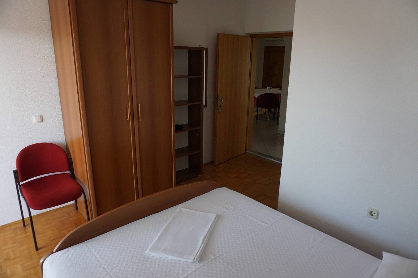 Ganze Wohnung, Sea View Apartment in Duće for 10
 in Dugi Rat, Omis-Riviera