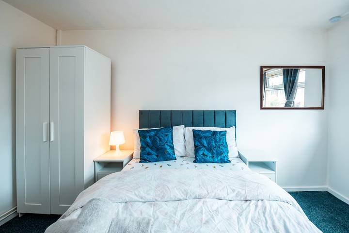 3-Bed City Retreat - Sleeps 8, Garden & Parking in Greater Manchester