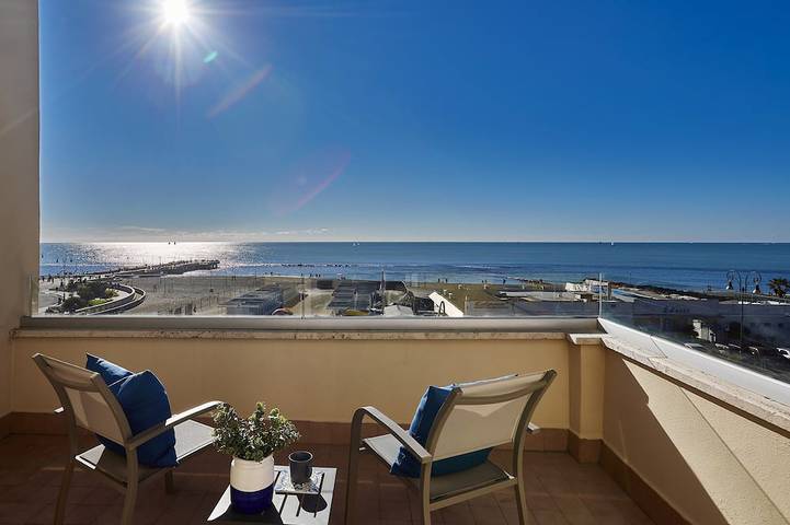 Entire apartment, Charming penthouse with an ocean view a few steps from the train and bus station in Ostia, Rome
