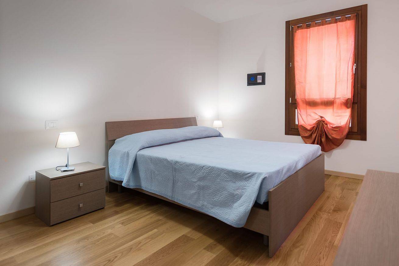 Appartamento intero, Spazioso e moderno appartamento con 5 posti letto nel quartiere di San Zeno. in Centro Storico, Verona