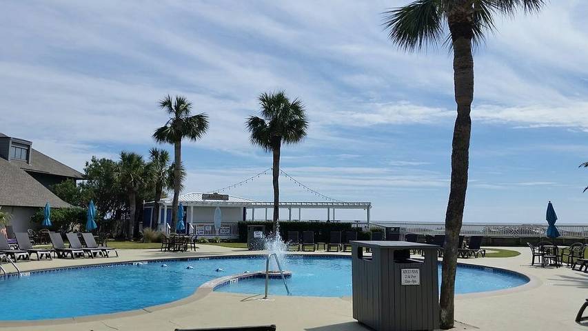 Vacation rental for 12 people, with balcony and yard as well as pool in Fripp Island