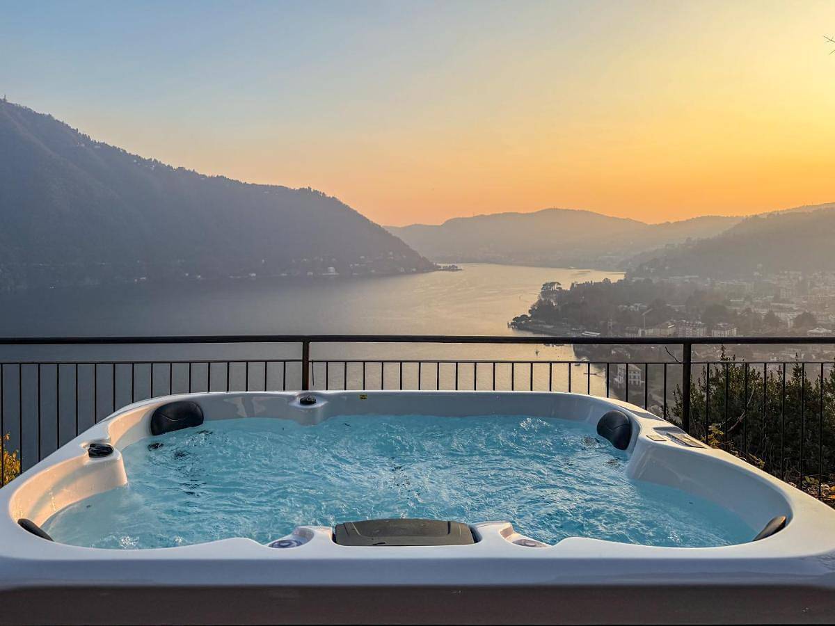 Appartamento intero, Villa lake view + jacuzzi + garden+ gym, Cernobbio in Rovenna, Cernobbio