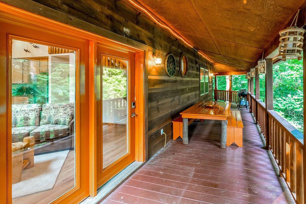 Beautiful dog-friendly mountain house w/new private hot tub, firepit, Wifi, deck in Jackson County