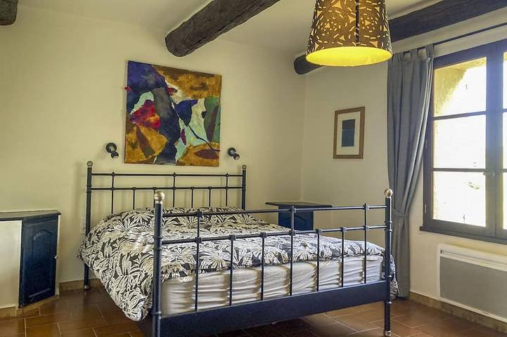 Location de vacances pour 13 personnes, avec terrasse et jardin à Niozelles - 2