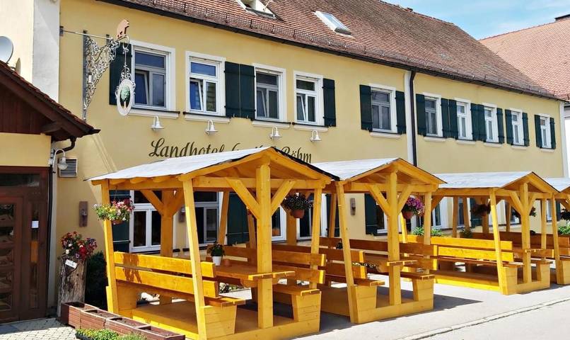 Hotel, mit Terrasse und Garten in Roth