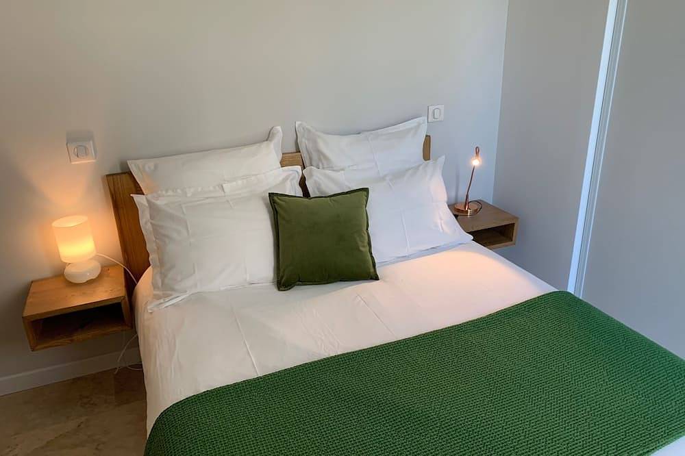 Facing the sea, 30 m from the beach, luxury villa, air-conditioned  in Porto Pollo (Corsica), Serra di Ferro