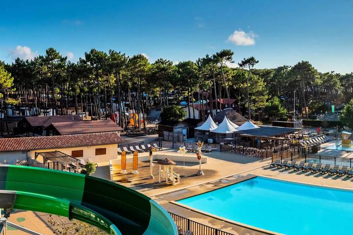 Camping pour 4 personnes, avec piscine et terrasse, animaux acceptés en France