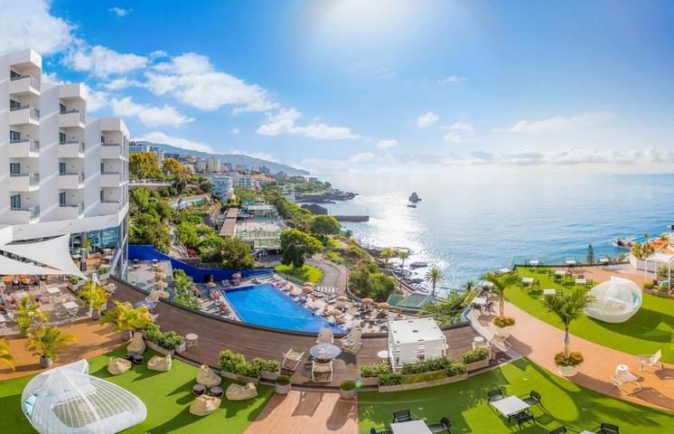 Hôtel pour 3 personnes, avec vue ainsi que jardin et piscine
