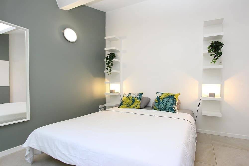 Air conditioned villa with heated pool on edge of Provencal village. in Éguilles, Aix-en-Provence region