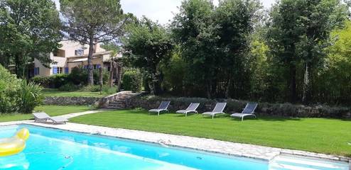 Chambre d’hôte pour 2 personnes, avec jardin ainsi que vue et piscine à Tourrettes