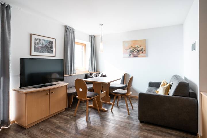 Ferienwohnung für 3 Personen, mit Garten und Whirlpool im Dorf Tirol