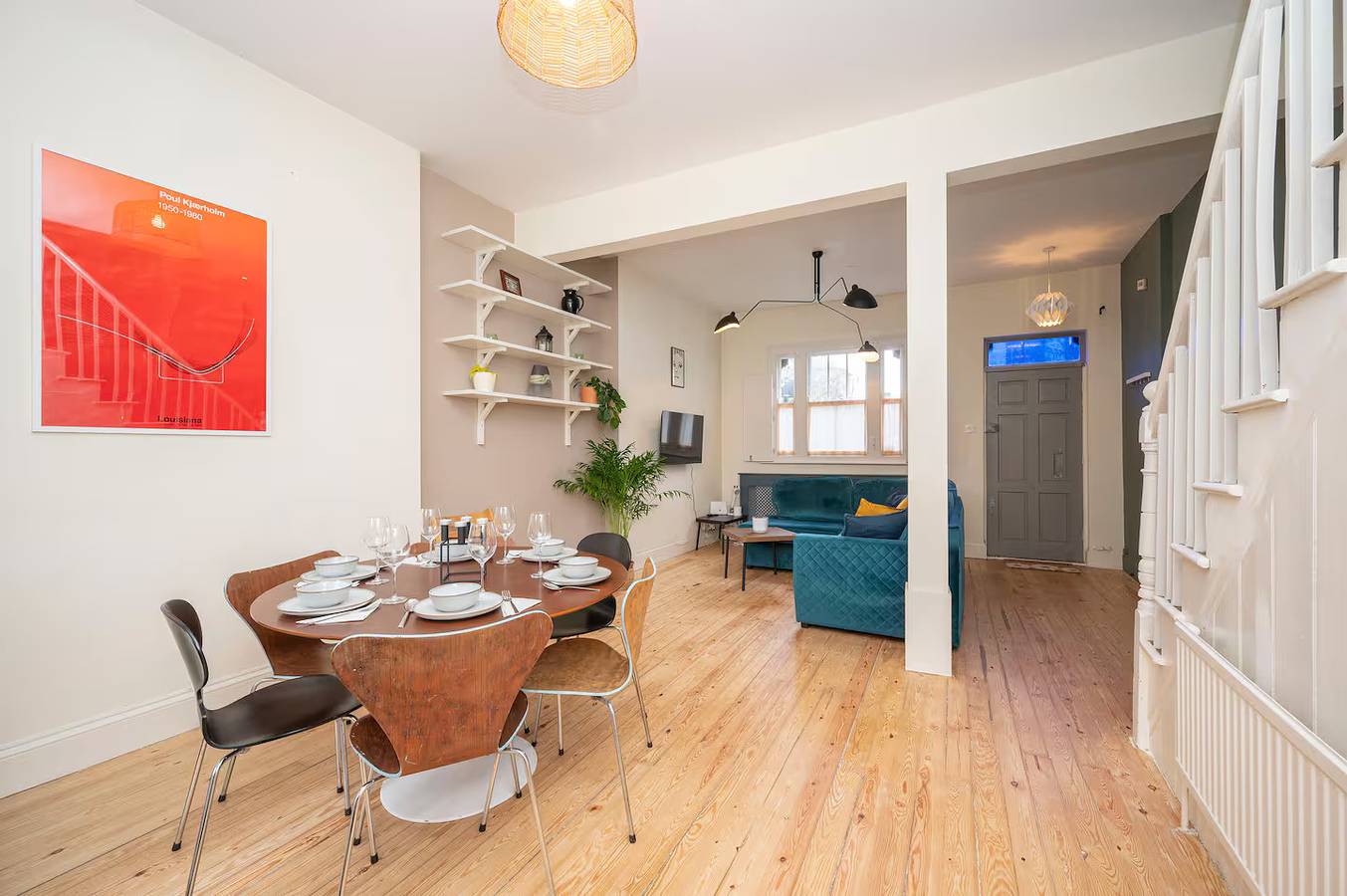 Airy 1850s Coach House with Private Balcony - Pass the Keys in Hackney, London