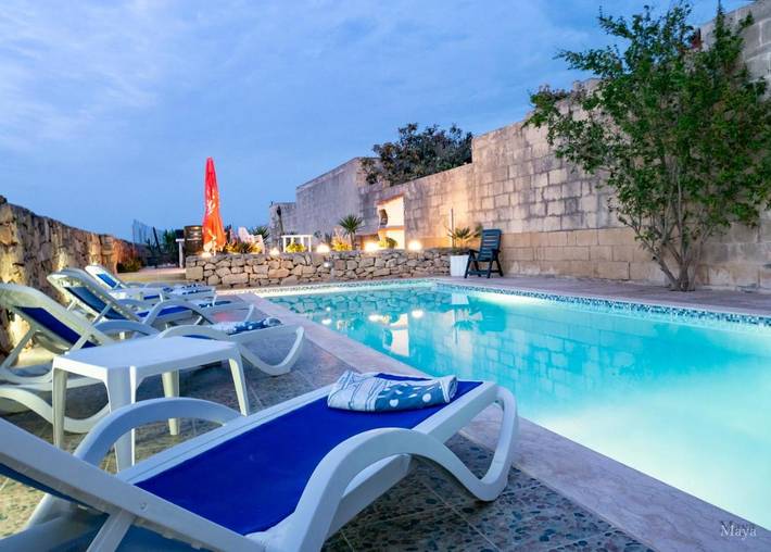 Location de vacances pour 8 personnes, avec vue ainsi que balcon et piscine dans Sannat - 4