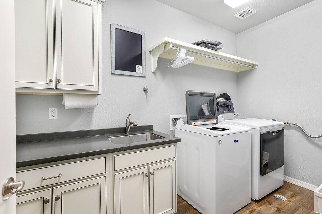 Mid Century Cabin in the pines with 8 person hot tub, 2 hours from grand canyon in Flagstaff, Coconino Nationalwald