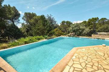 Gîte pour 7 personnes, avec piscine et jacuzzi ainsi que terrasse et jardin à Uchaux