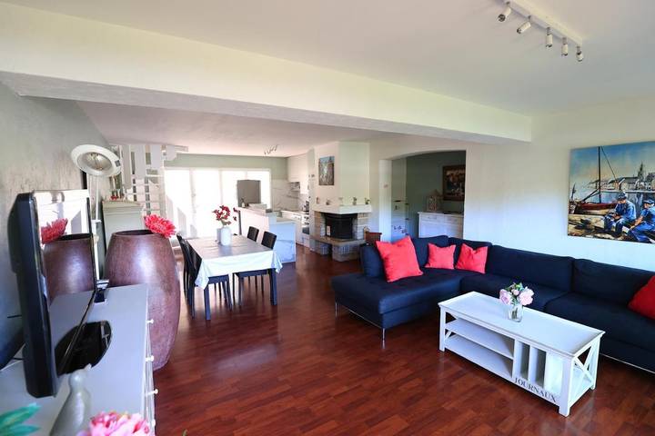 Location de vacances pour 5 personnes, avec terrasse et piscine ainsi que vue sur le lac et vue dans Port Ripaille - 4