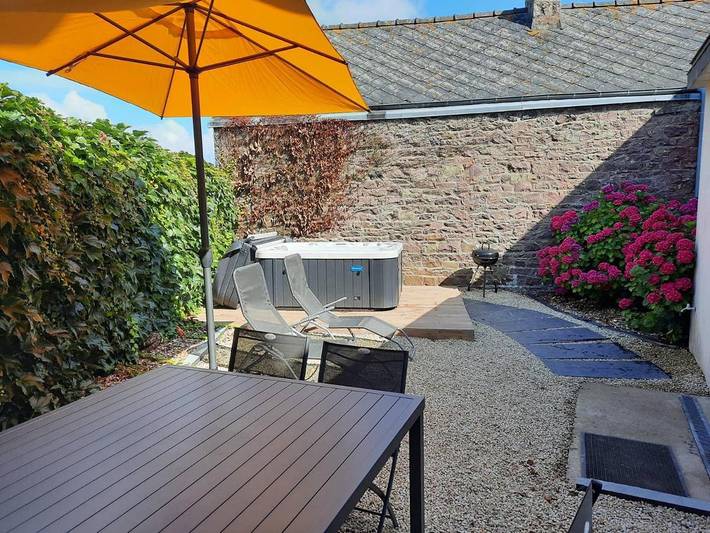 Appartement de vacances pour 4 personnes, avec jardin ainsi que terrasse et jacuzzi