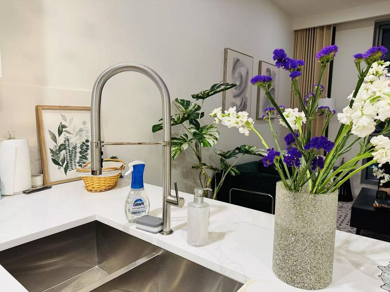 Entire apartment, Hotel-level New Luxury Home w Gym   Pool in Queens, New York City