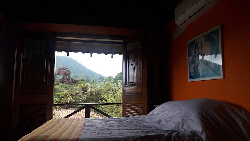 Schönes balinesisches Haus verzierte Steinbock-Eigentumswohnung in Caraguatatuba, Região Metropolitana do Vale do Paraíba e Litoral Norte