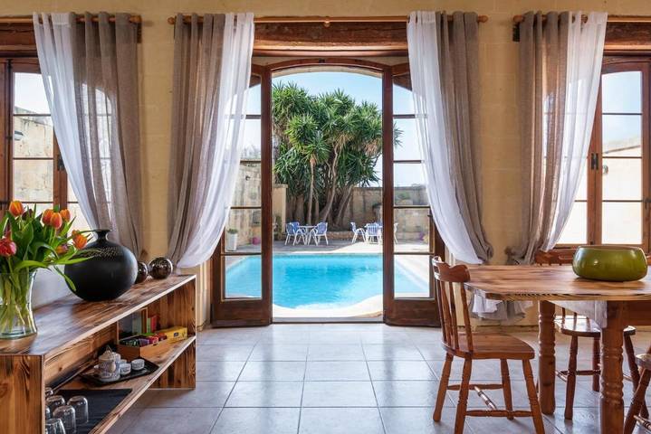 Alojamiento y desayuno para 3 personas, con vistas además de jardín y piscina en Malta