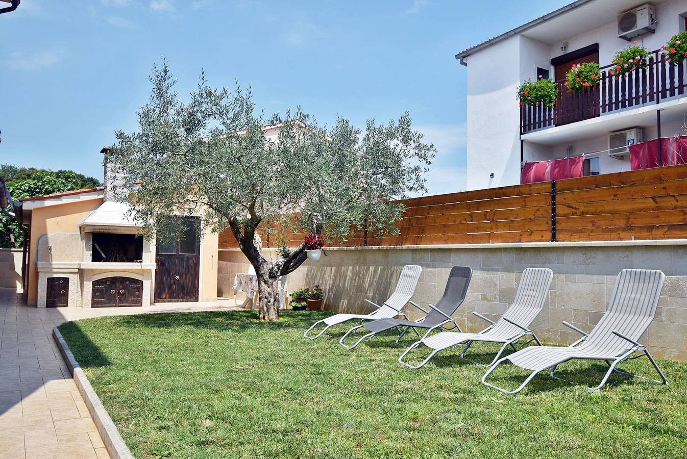 Ganze Wohnung, Tina & Denis - Apt Denis with Terrace and Garden in Pula-Medulin, Pula