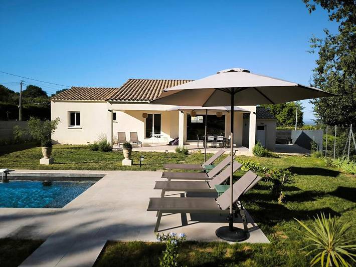 Location de vacances pour 6 personnes, avec Terrasse et Jardin ainsi que Piscine et Vue à Saint-Marcel-de-Careiret