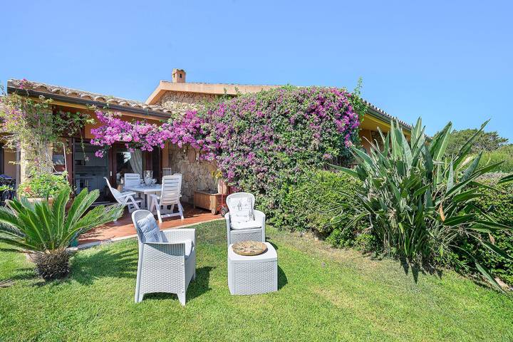 Holiday Home 'Villetta Cala Paradiso' with Sea View, Shared Terrace and Air Conditioning in Salina Bamba, San Teodoro