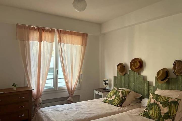 Ganze Wohnung, Large apartment, close to the metro, 15 minutes from Pte de Versailles, quiet, sunny location in Vanves, Hauts-de-Seine