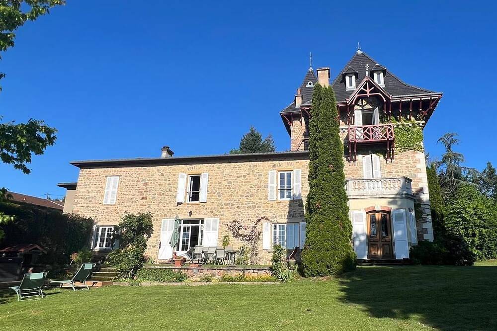 Private room with shower and washbasin in Saint-Just-d'Avray, Beaujolais