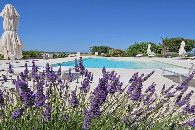 Villa nelle Marche con piscina e vista mare in Monsano, Provincia di Ancona