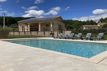 Cottage pour 12 personnes, avec jardin et terrasse, animaux acceptés à Les Salelles