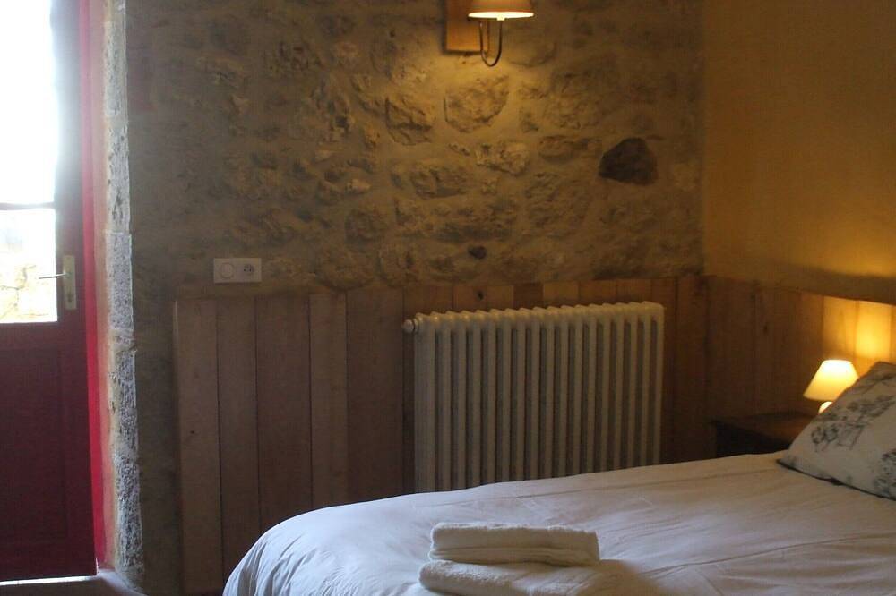 Chambre d'hôtes Cèdre nichée dans un vallon, rénovation récente in Clermont-Dessous, Quercy