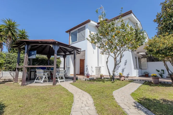 Villa for 5 people, with garden and balcony - 1