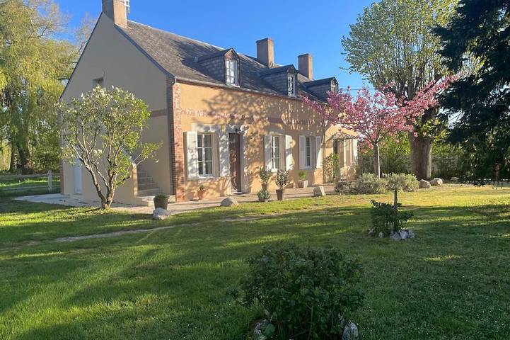 Gîte pour 9 personnes, avec Jardin à Brinay