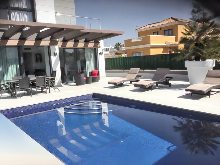 Villa voor 6 personen, with uitzicht op het meer and zwembad as well as balkon in Guardamar del Segura