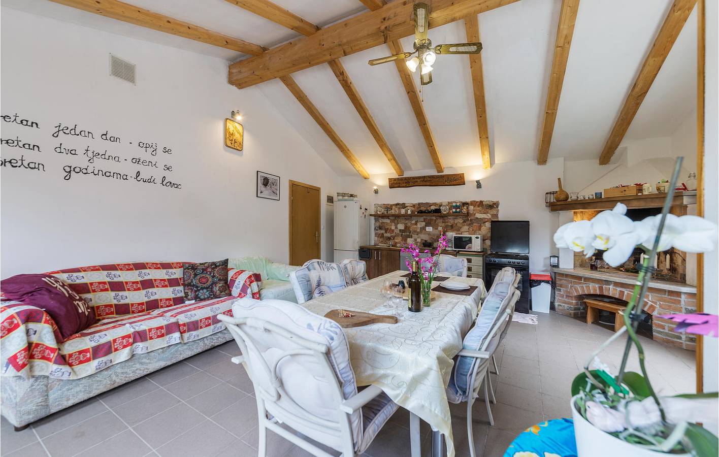 Gemütliche 1-Zimmer-Wohnung mit Terrasse und Planschbecken in der Nähe des Flusses Boljunčica in Kršan, Ostküste Istrien