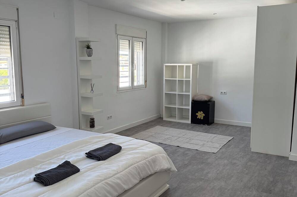 Relájate en Villa Baena: piscina, jacuzzi y total privacidad in Villa de Otura, Provincia de Granada