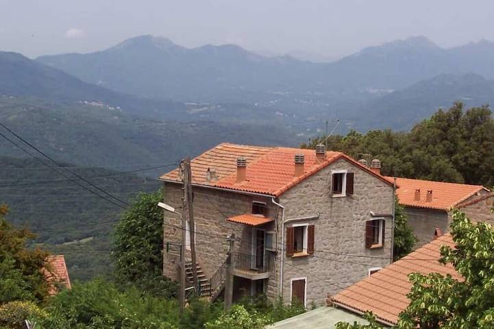 Location de vacances pour 4 personnes, avec jardin à Petreto-Bicchisano