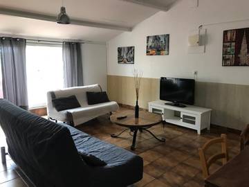 Gîte pour 6 personnes, avec jardin à Corconne