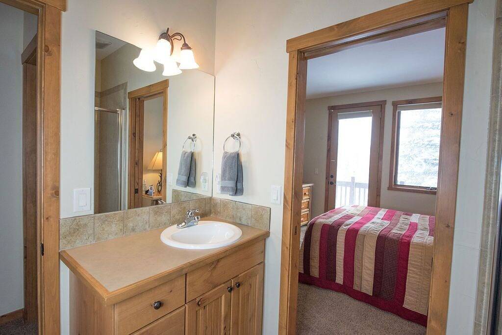 Gehen Sie in die Innenstadt von Winter Park mit Blick auf den Parry Peak in Fraser, Arapaho and Roosevelt National Forests