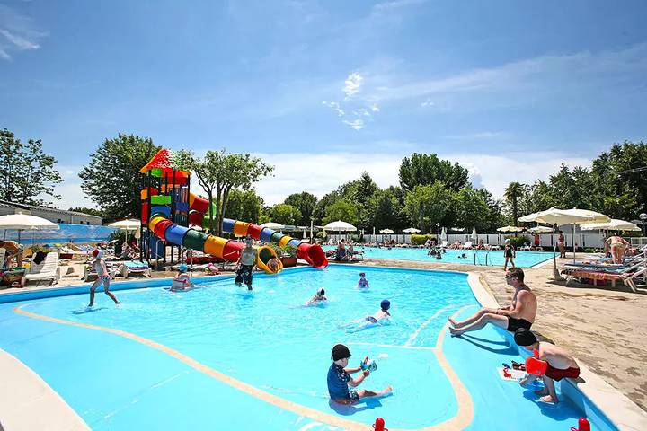 Camping für 4 Personen, mit Terrasse und Pool, mit Haustier in Oberitalienische Seen - 3