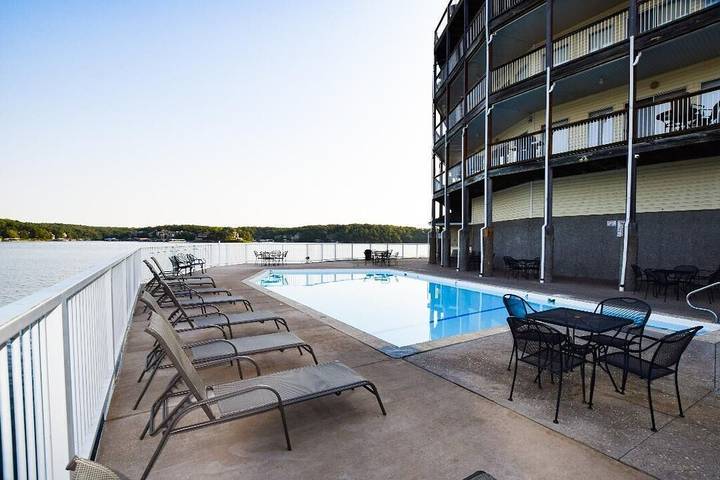 Vacation rental for 12 people, with pool and balcony in Osage Beach