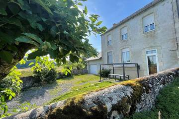 Gîte pour 10 personnes, avec jardin, animaux acceptés à Riom-ès-Montagnes