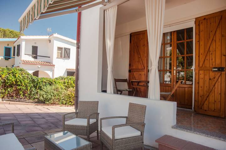 Entire apartment, Apartment “Piano Terra” close to the Beach with A/C, Veranda & Garden in Porto Columbu, Sarroch