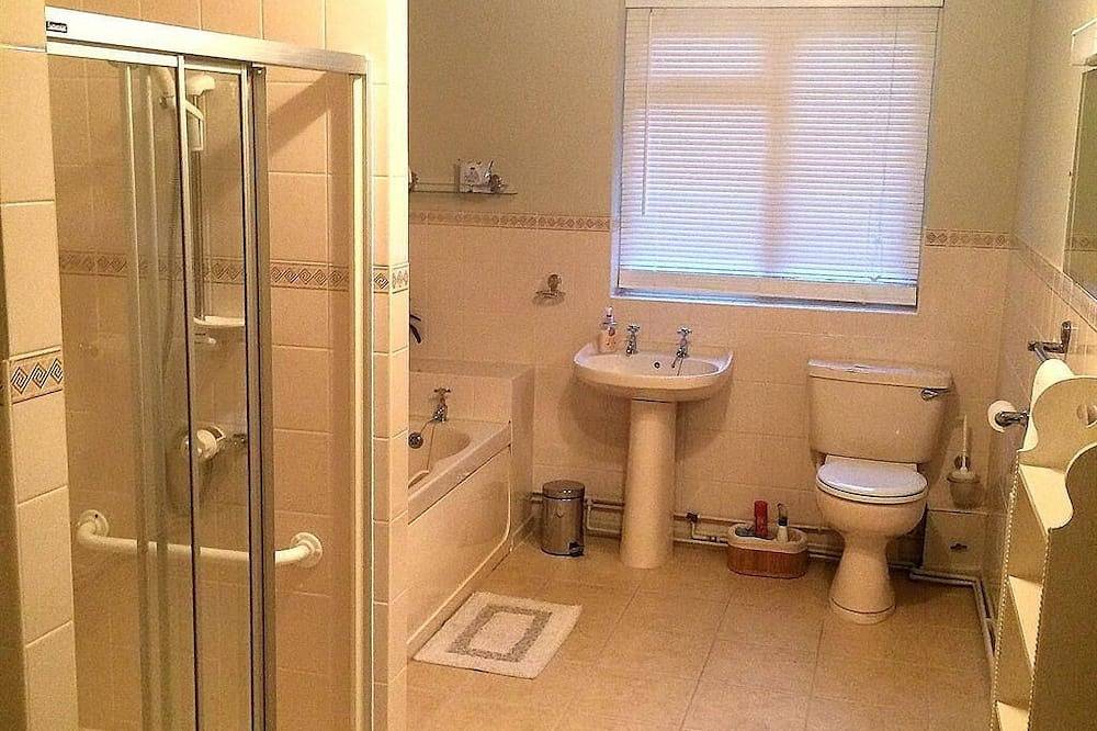 Suite-Bagno in camera con doccia-and Bath in Herefordshire
