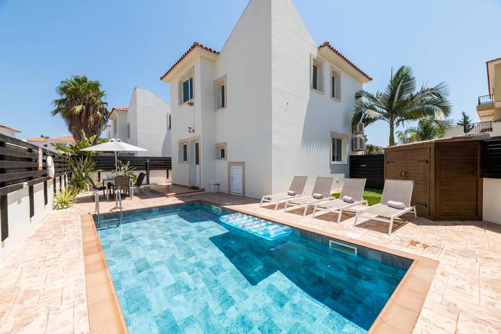 Vacation rental for 6 people, with balcony and yard in Cyprus
