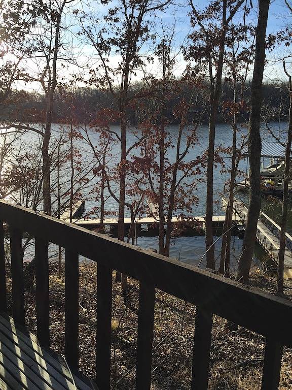 Lakefront Cottage in der Nähe von allem, was der See zu bieten hat. Für 8 Personen in Village of Four Seasons, Lake of the Ozarks