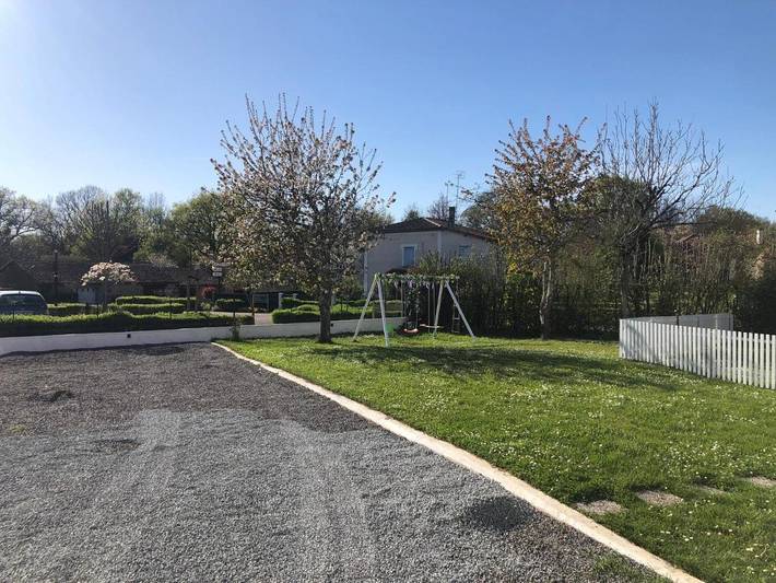 Location de vacances pour 4 personnes, avec jardin et vue à Oradour-Fanais - 2