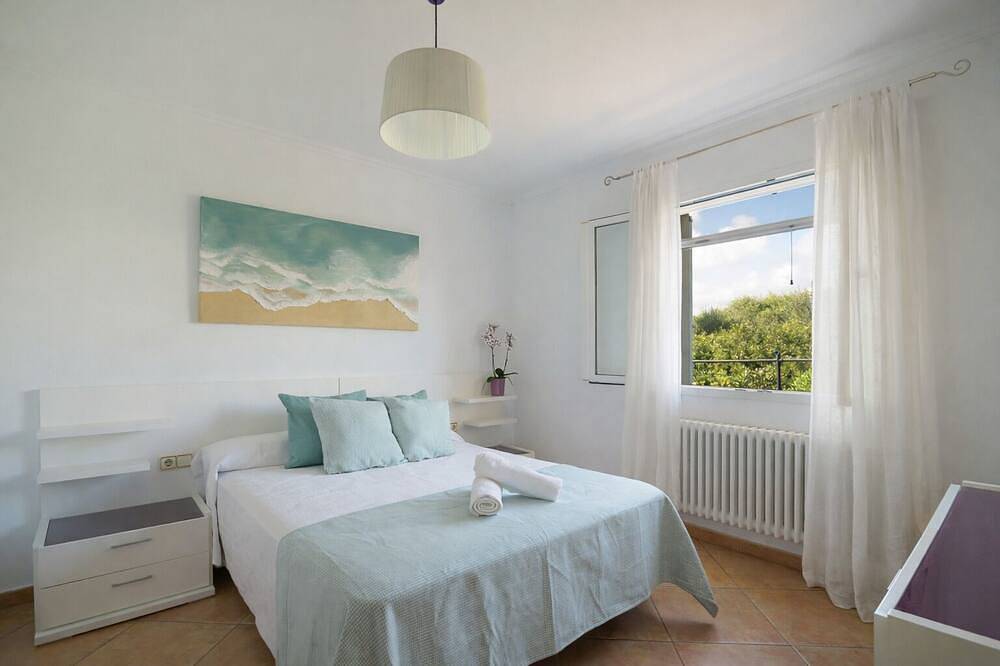 Charming spacious villa, 200 m from the sea, swimming pool, garden, Ac, wifi... in Punta Prima, Sant Lluís